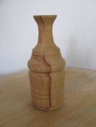 Výrobek: Dřevěná vázička - baarva přírodní