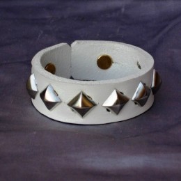 Obrázek výrobku: Kožený náramek s pyramidami3 - bílý