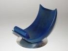 Výrobek: Dřevěný stojánek na mobil - buk - modrý - s kovovou podstavou stříbrné barvy